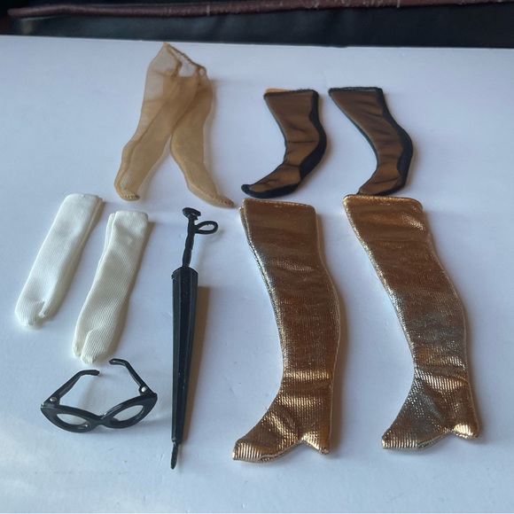 8 Barbie outfits and accessories - Picture 11 of 16